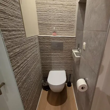 Doble With Toilet *